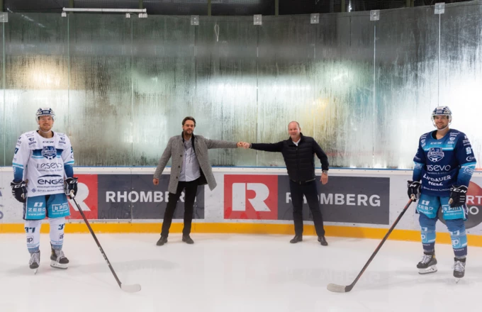 Ab dieser Saison gemeinsam am Puck: Bernd Wucher (2. v. r.), 1. Vorsitzender des EV Lindau, mit Joachim Nägele (2. v. l.), Geschäftsführer von Rhomberg Bau, umrahmt von den Islanders-Spielern Fredrik Widén (r.) und Linus Lundström (l.).
Fotonachweis: Rhomberg Bau Ab dieser Saison gemeinsam am Puck: Bernd Wucher (2. v. r.), 1. Vorsitzender des EV Lindau, mit Joachim Nägele (2. v. l.), Geschäftsführer von Rhomberg Bau, umrahmt von den Islanders-Spielern Fredrik Widén (r.) und Linus Lundström (l.).
Fotonachweis: Rhomberg Bau